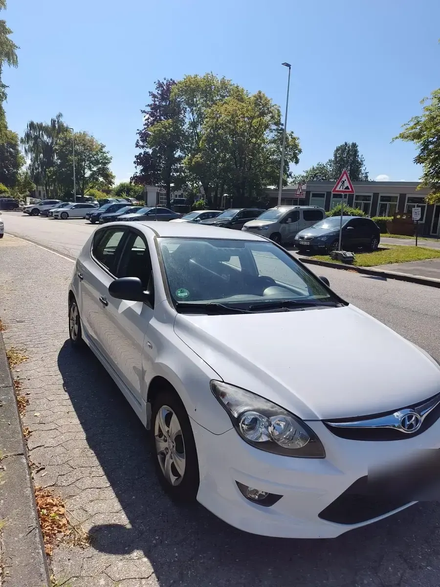 Gebraucht Hyundai i30 109 PS (80 kW) 2011 Weiß Kleinwagen