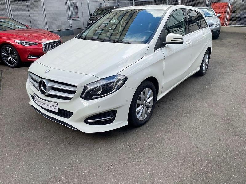 Weiß Gebraucht 2015 Mercedes B200 Style Van / Kleinbus | 12.999 € (Fairer Preis) - Bild 1/4