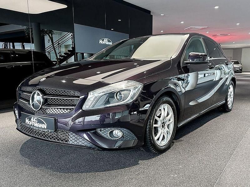 Gebraucht Mercedes A180 121 PS (88 kW) 2015 Violett Limousine