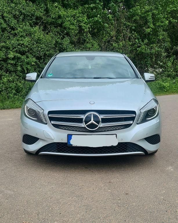 Grau Gebraucht 2014 Mercedes A180 Style Limousine | 8.950 € (Superpreis) - Bild 1/4