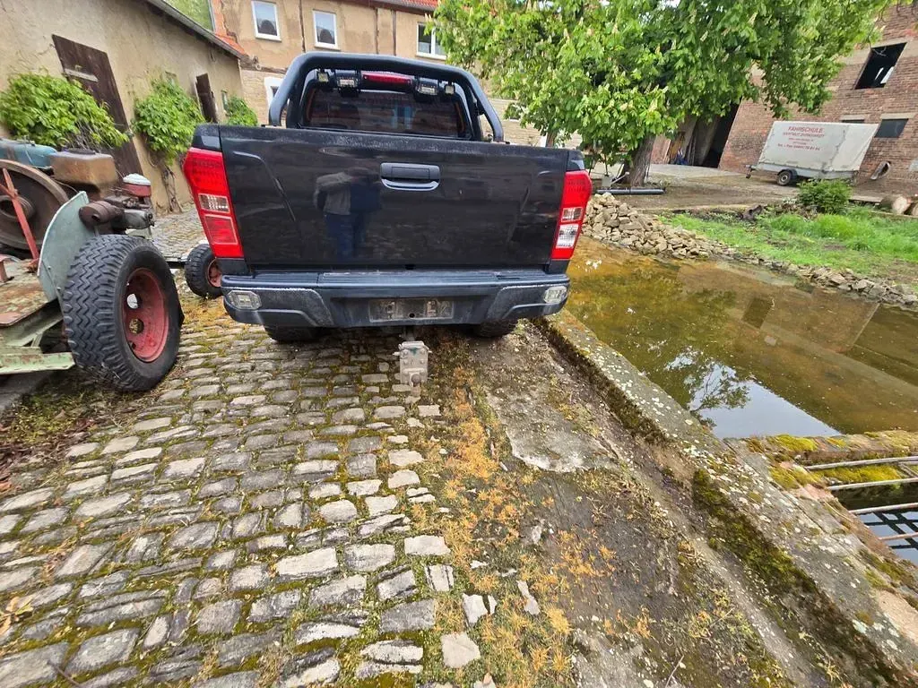 Second-hand Isuzu D-Max 163 CP (119 kW) 2015 Negru SUV