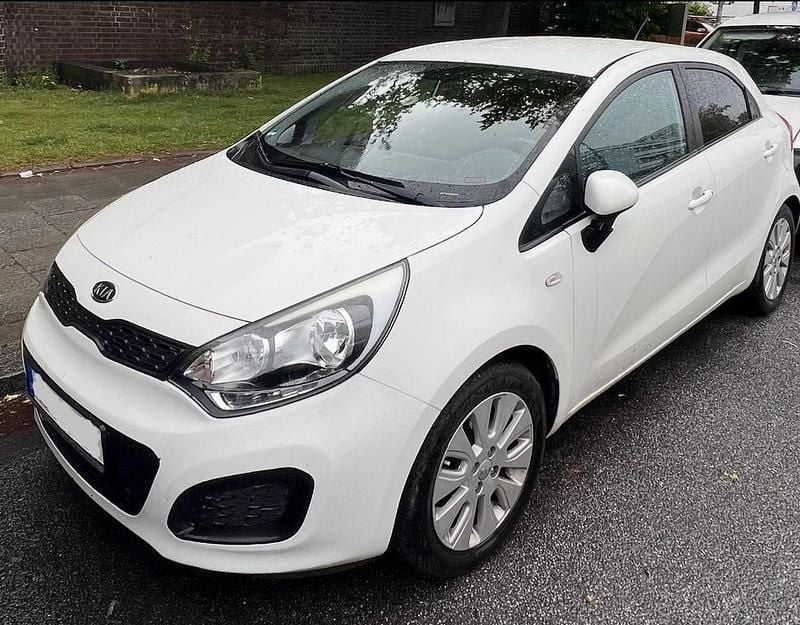 Weiß Gebraucht 2012 Kia Rio Edition 7 Limousine | 3.750 € (Guter Preis) - Bild 1/4