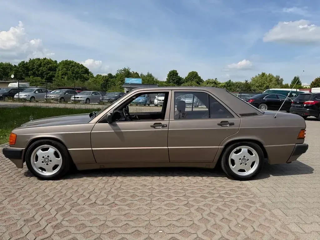 Używany Mercedes 190 75 KM (55 kW) 1989 Andere farben Sedan/Limuzyna