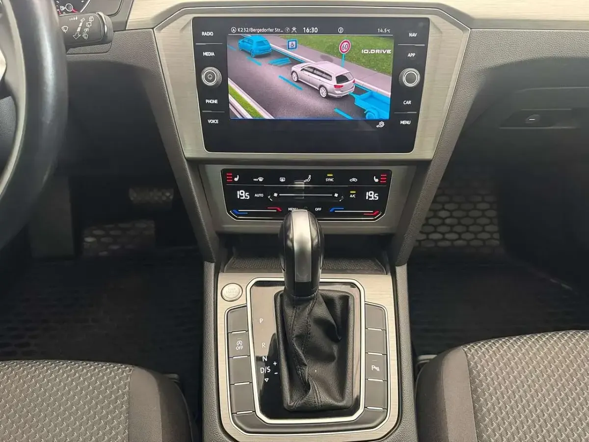 Używany VW Passat Basis 150 KM (110 kW) 2022 Czarny Kombi