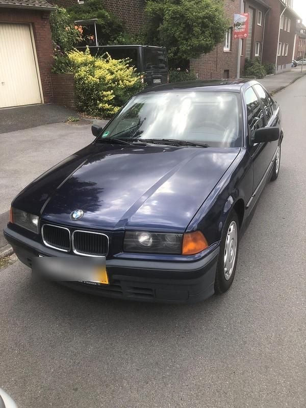 Blau Gebraucht 1992 BMW 316 Limousine | 999 € - Bild 1/4