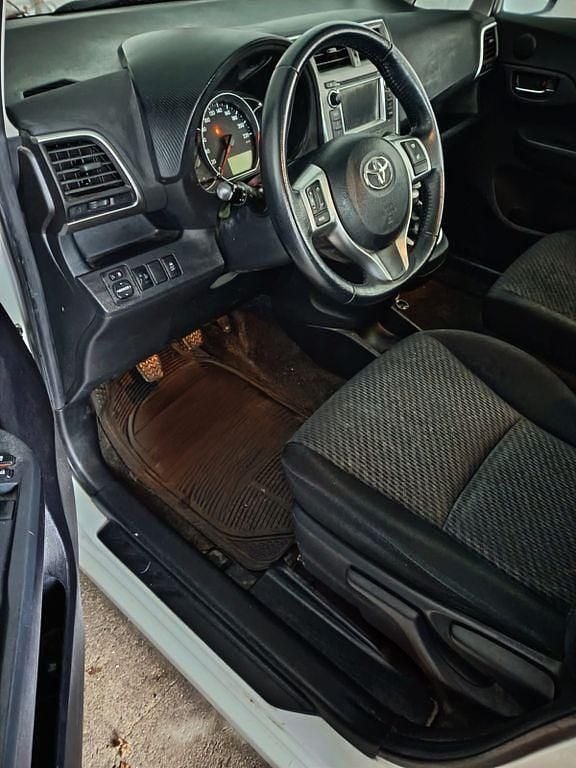 Gebraucht Toyota Verso-S 99 PS (72 kW) 2013 Grau Van / Kleinbus