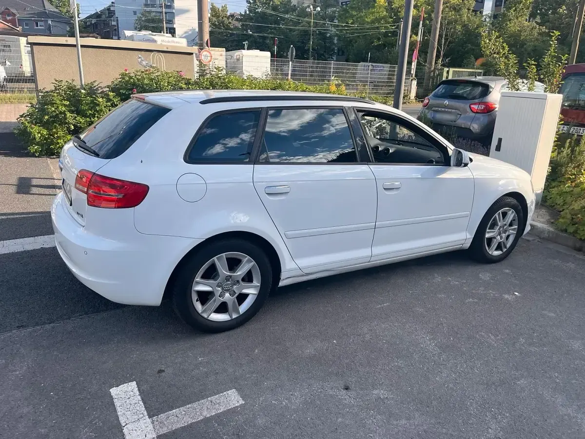 Gebraucht Audi A3 Sportback 105 PS (77 kW) 2012 Weiß Kleinwagen
