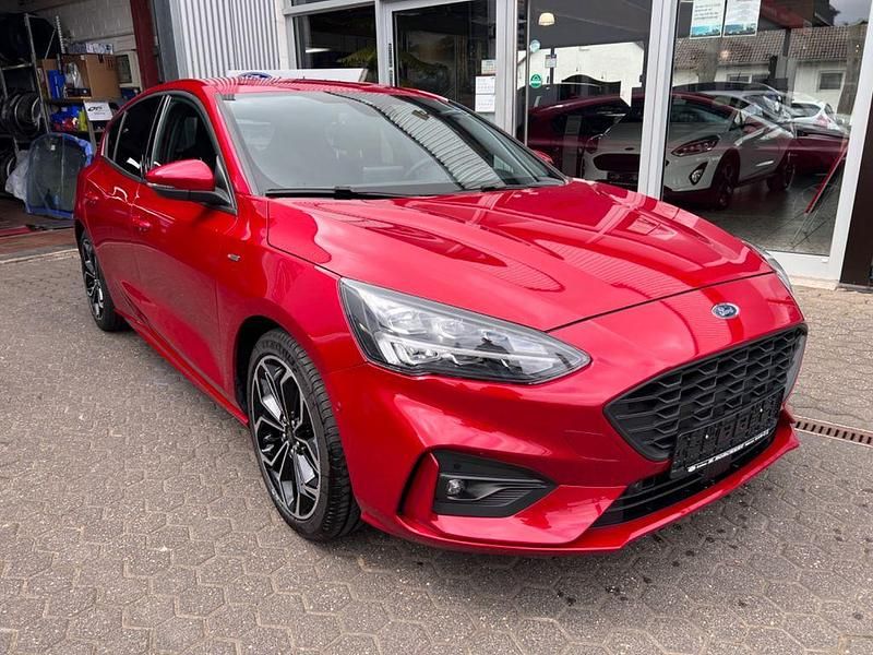 Rot Gebraucht 2022 Ford Focus ST-Line X Limousine | 18.795 € (Fairer Preis) - Bild 1/1