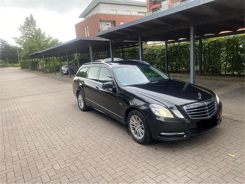 Schwarz Gebraucht 2011 Mercedes E200 Avantgarde Kombi | 5.500 € (Superpreis) - Bild 1/4