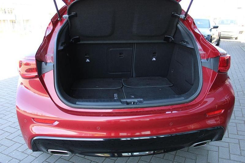 Gebraucht Infiniti Q30 Premium 156 PS (114 kW) 2017 Rot Limousine