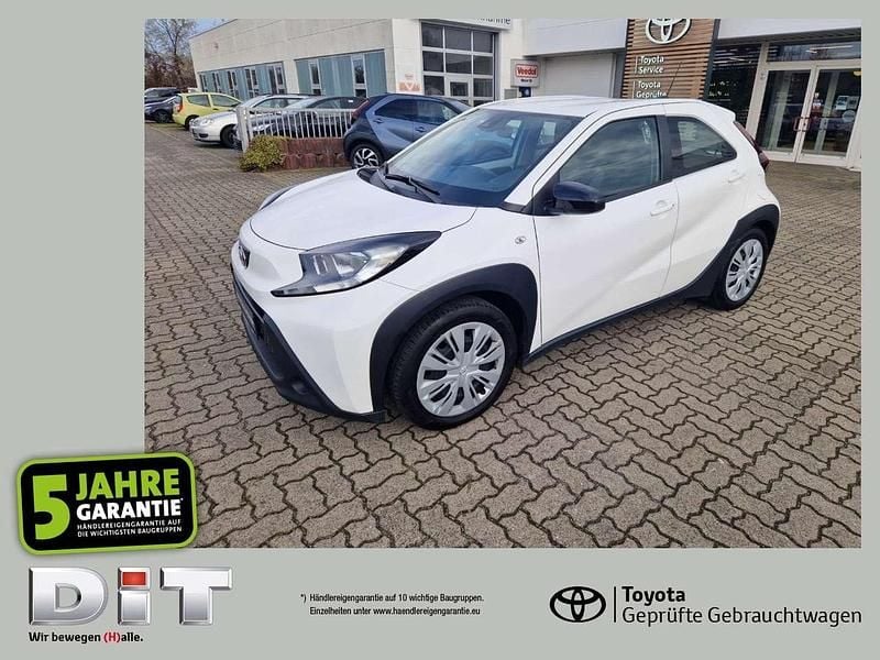 Schneeweiß Gebraucht 2022 Toyota Aygo Play Kleinwagen | 9.740 € (Guter Preis) - Bild 1/4