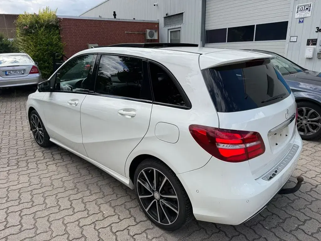 Gebraucht Mercedes B200 AMG line 136 PS (100 kW) 2014 Weiß Kleinwagen