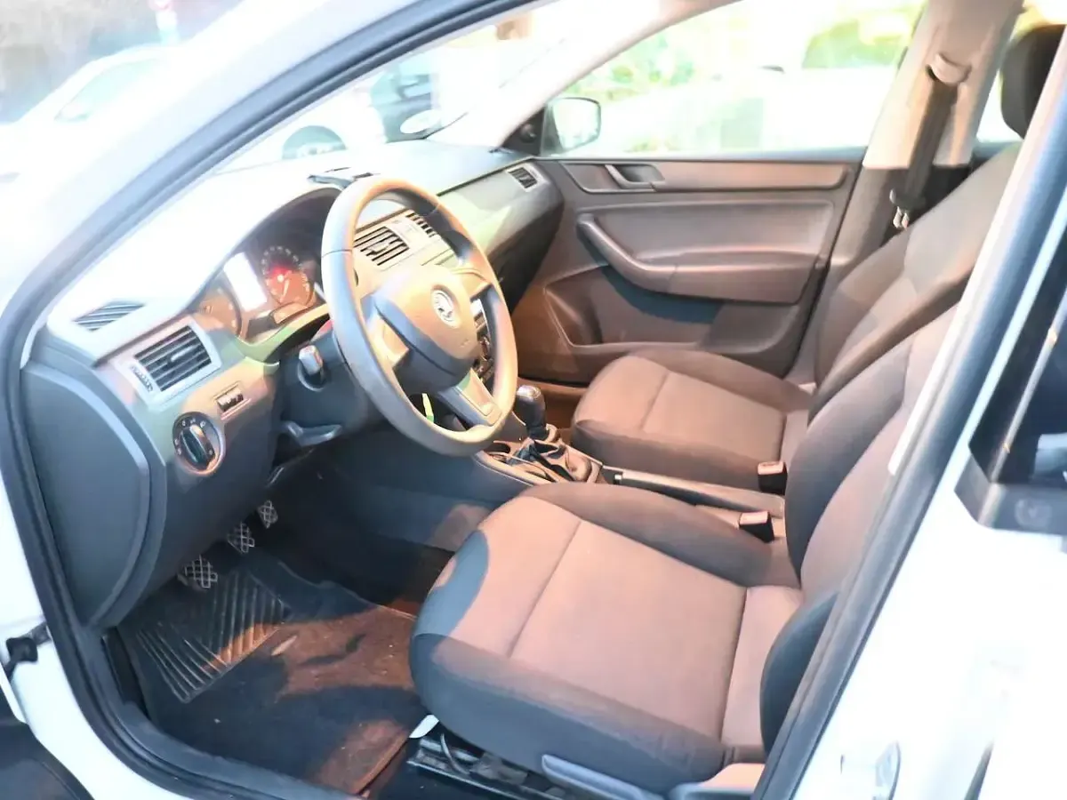 Käytetty Skoda Rapid 75 HP (55 kW) 2014 Valkoinen Sedan