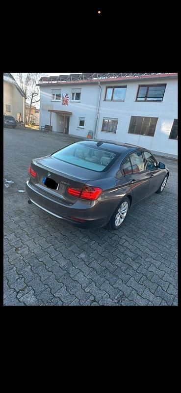 Gebraucht BMW 320 184 PS (135 kW) 2012 Braun Limousine