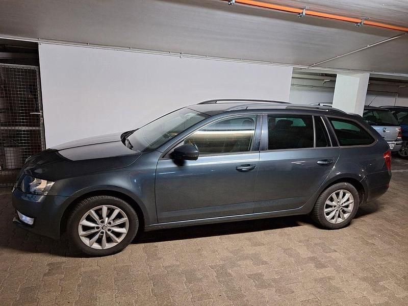 Grau Gebraucht 2016 Skoda Octavia Joy Kombi | 12.800 € (Fairer Preis) - Bild 1/4