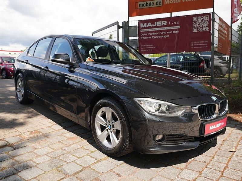 Schwarz Gebraucht 2014 BMW 318 Sport Line Limousine | 13.700 € (Fairer Preis) - Bild 1/3