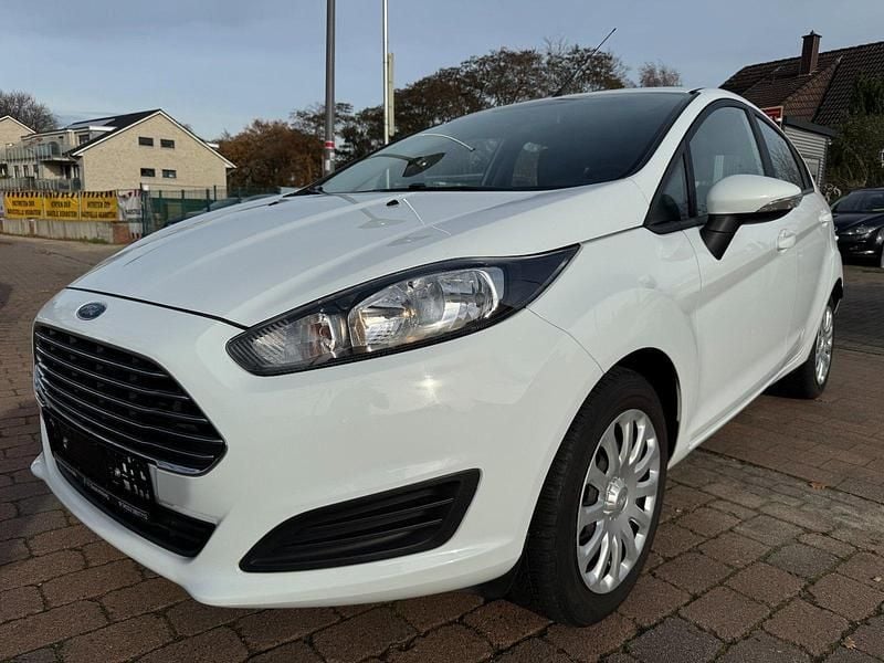 Weiß Gebraucht 2015 Ford Fiesta Trend Limousine | 5.899 € (Fairer Preis) - Bild 1/4