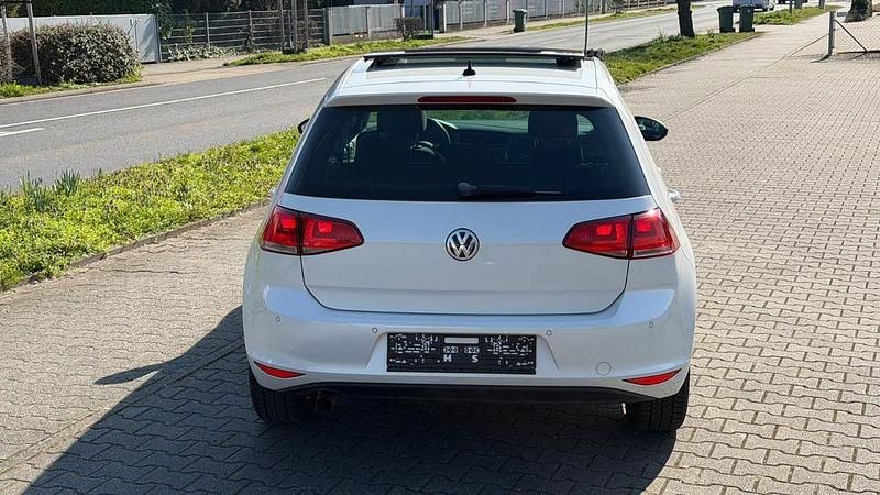 Gebraucht VW Golf VII LOUNGE 110 PS (80 kW) 2015 Weiß Limousine