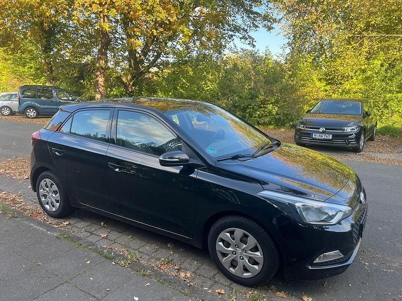 Schwarz Gebraucht 2016 Hyundai i20 Kleinwagen | 5.999 € (Guter Preis) - Bild 1/4