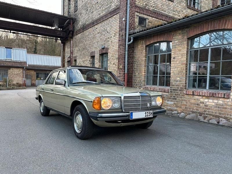 Gebraucht Mercedes E230 136 PS (100 kW) 1981 Grün Limousine