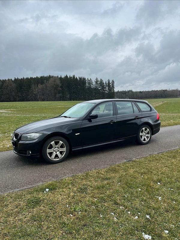 Gebraucht BMW 320 184 PS (135 kW) 2011 Schwarz Kombi
