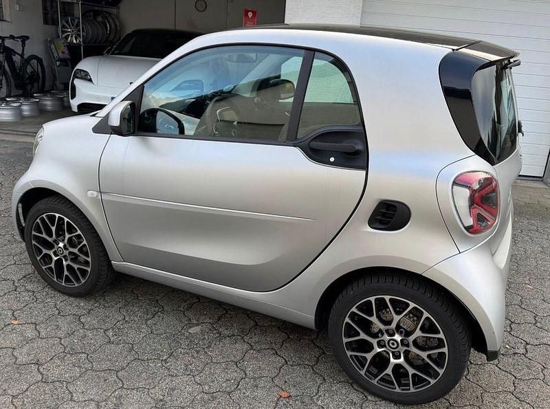 Silber Gebraucht 2023 Smart ForTwo Electric Drive Coupé | 16.500 € (Teuer) - Bild 1/4