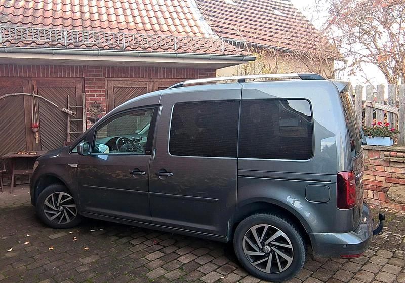 Grau Gebraucht 2019 VW Caddy Van / Kleinbus | 24.900 € (Teuer) - Bild 1/3