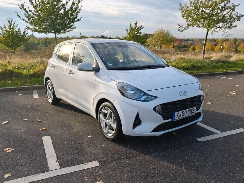 Weiß Gebraucht 2022 Hyundai i10 Trend Kleinwagen | 12.900 € (Fairer Preis) - Bild 1/4