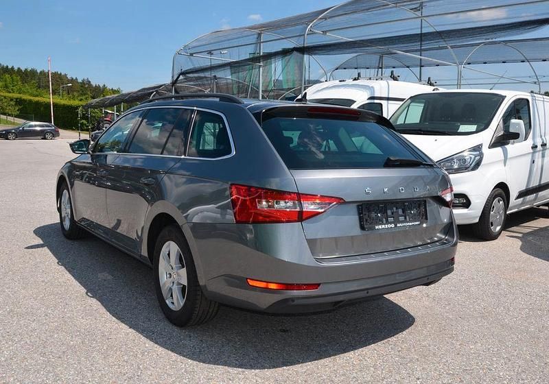 Gebraucht Skoda Superb 150 PS (110 kW) 2021 Grau Kombi