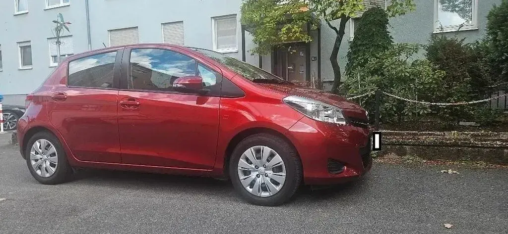 Gebraucht Toyota Yaris 69 PS (50 kW) 2012 Rot Kleinwagen