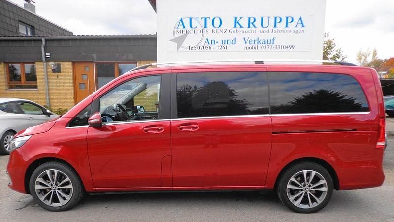 Rot Gebraucht 2023 Mercedes V300 Avantgarde Edition Van / Kleinbus | 52.600 € (Superpreis) - Bild 1/4