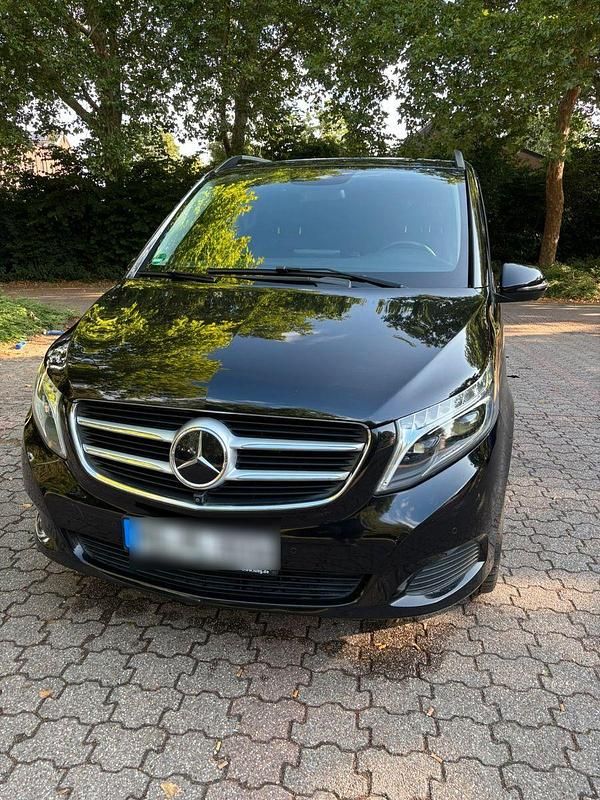 Schwarz Gebraucht 2017 Mercedes V250 Avantgarde Van / Kleinbus | 31.999 € - Bild 1/4