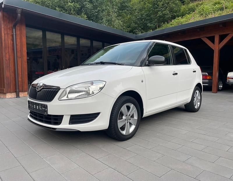 Weiß Gebraucht 2014 Skoda Fabia Kleinwagen | 3.990 € (Guter Preis) - Bild 1/4