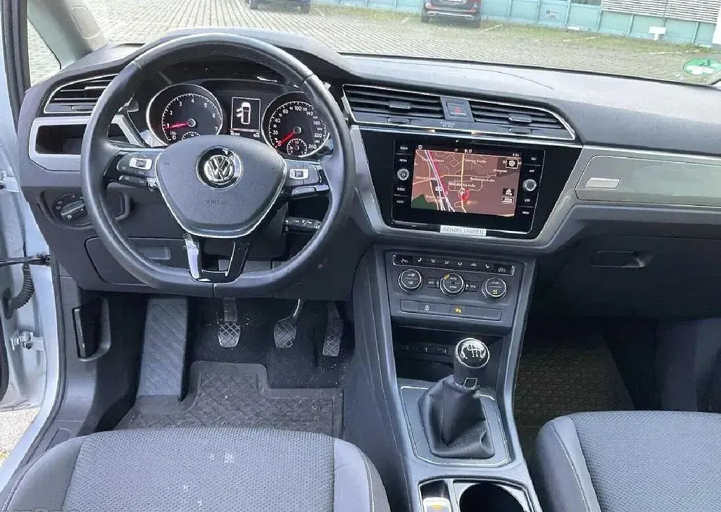 Gebraucht VW Touran Trendline 110 PS (80 kW) 2017 Silber Van / Kleinbus