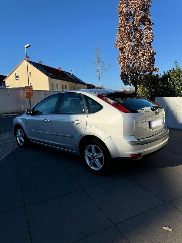 Gebraucht Ford Focus Ghia 101 PS (74 kW) 2006 Silber Kleinwagen