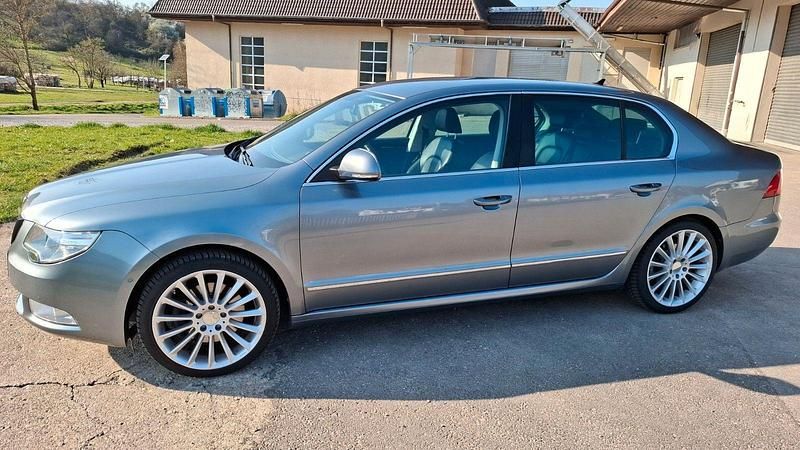 Gebraucht Skoda Superb Elegance 160 PS (117 kW) 2012 Grau Limousine