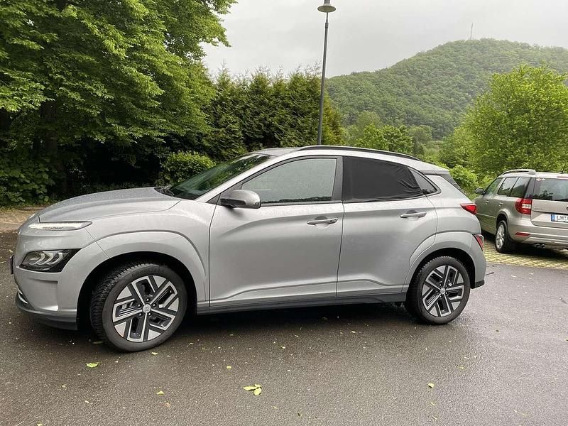 Silber Gebraucht 2023 Hyundai Kona Advantage SUV | 17.888 € - Bild 1/4
