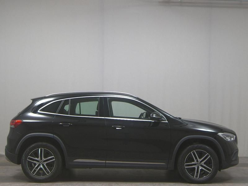Nachtschwarz unilack Gebraucht 2021 Mercedes GLA220 Progressive SUV | 26.980 € (Fairer Preis) - Bild 1/4