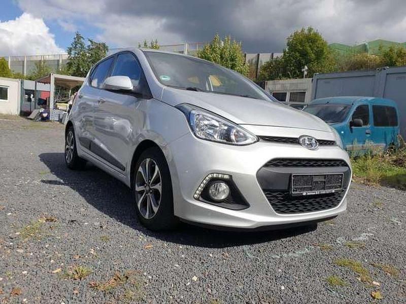 Silber Gebraucht 2016 Hyundai i10 Passion Kleinwagen | 6.990 € (Fairer Preis) - Bild 1/4