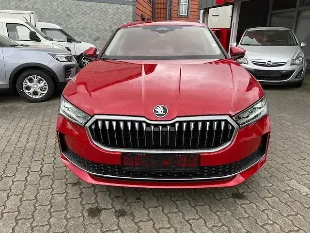 Gebraucht Skoda Superb LAURIN & KLEMENT 150 PS (110 kW) 2024 Carminrot metallic Kombi