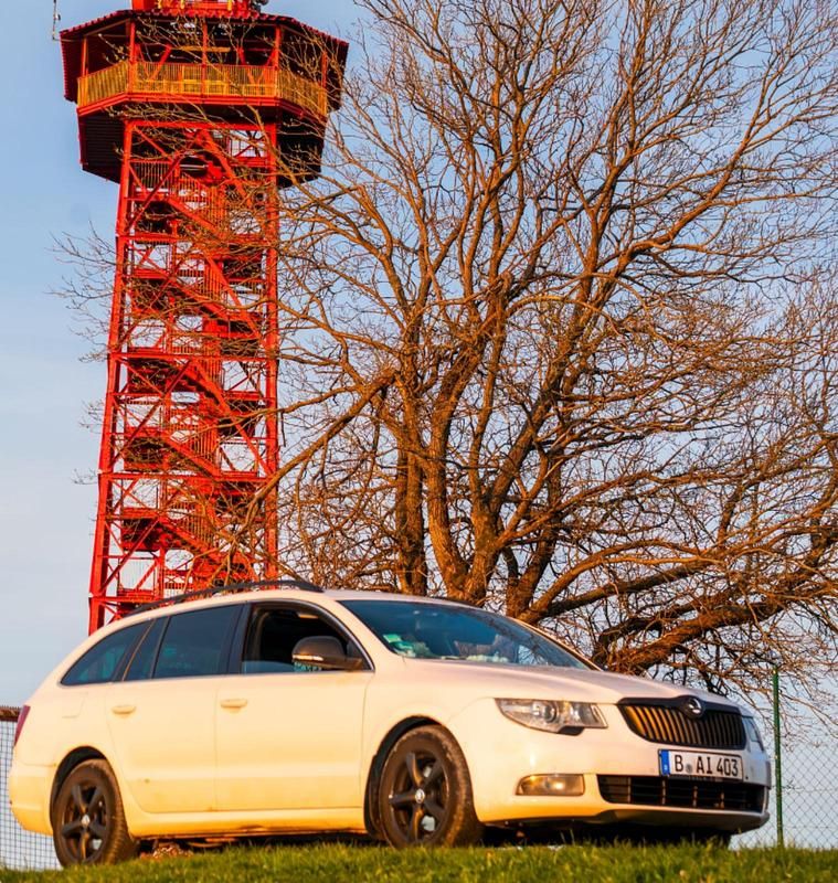 Weiß Gebraucht 2011 Skoda Superb Kombi | 6.500 € (Fairer Preis) - Bild 1/4