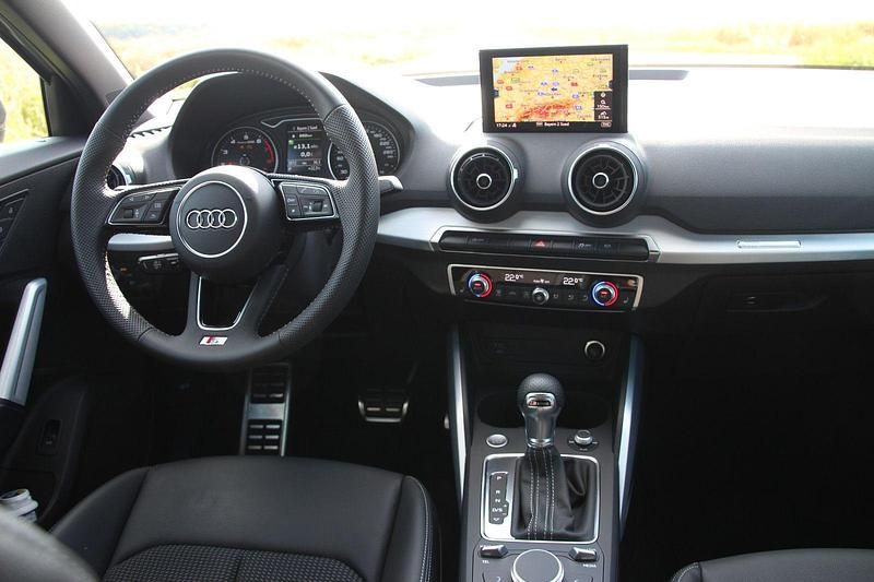 Gebraucht Audi Q2 S-Line 150 PS (110 kW) 2024 Silber SUV