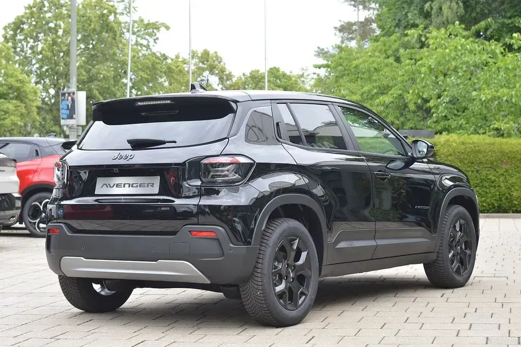 Neu Jeep Avenger EV 114 kW (156 PS) 2026 Schwarz SUV