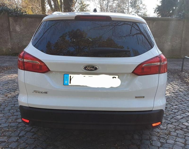 Gebraucht Ford Focus Titanium 125 PS (91 kW) 2016 Weiß Limousine