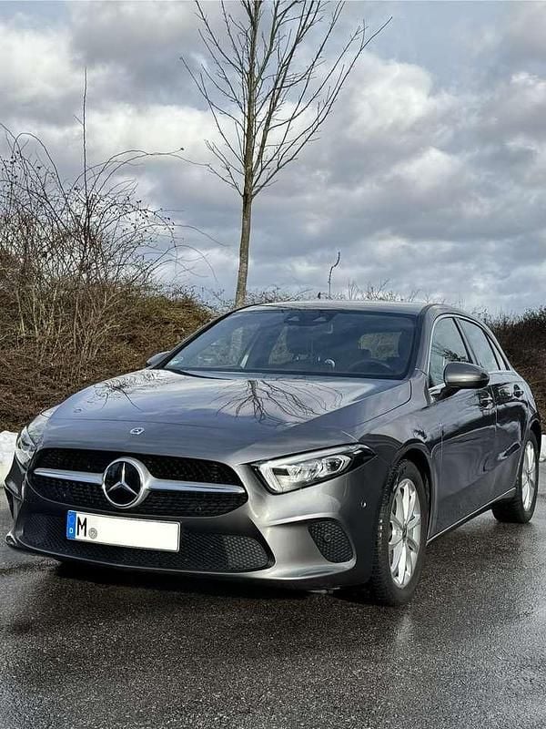 Grau Gebraucht 2022 Mercedes A200 Edition Limousine | 24.500 € (Superpreis) - Bild 1/4
