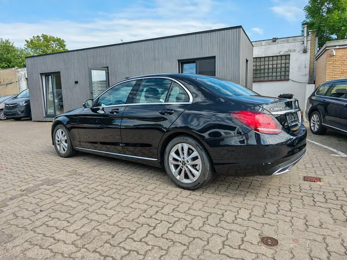 Gebraucht Mercedes C180 122 PS (89 kW) 2019 Schwarz Limousine