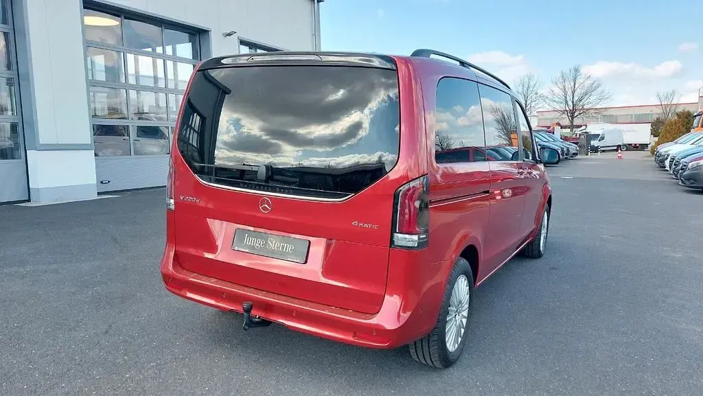 Gebraucht Mercedes V220 Style 163 PS (119 kW) 2025 Hyazinthrot metallic Van / Kleinbus