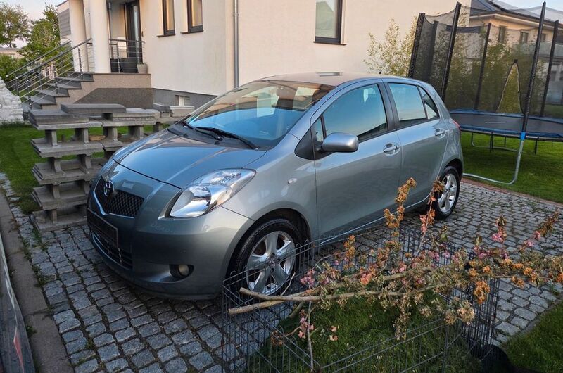 Grau Gebraucht 2006 Toyota Yaris Sol Limousine | 4.990 € (Fairer Preis) - Bild 1/4