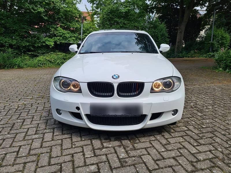 Weiß Gebraucht 2010 BMW 116 M Sport Kleinwagen | 4.399 € (Fairer Preis) - Bild 1/4