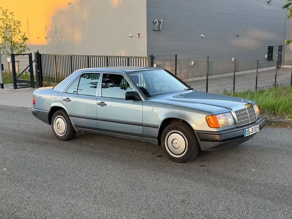Gebraucht Mercedes E230 132 PS (97 kW) 1986 Blau Limousine